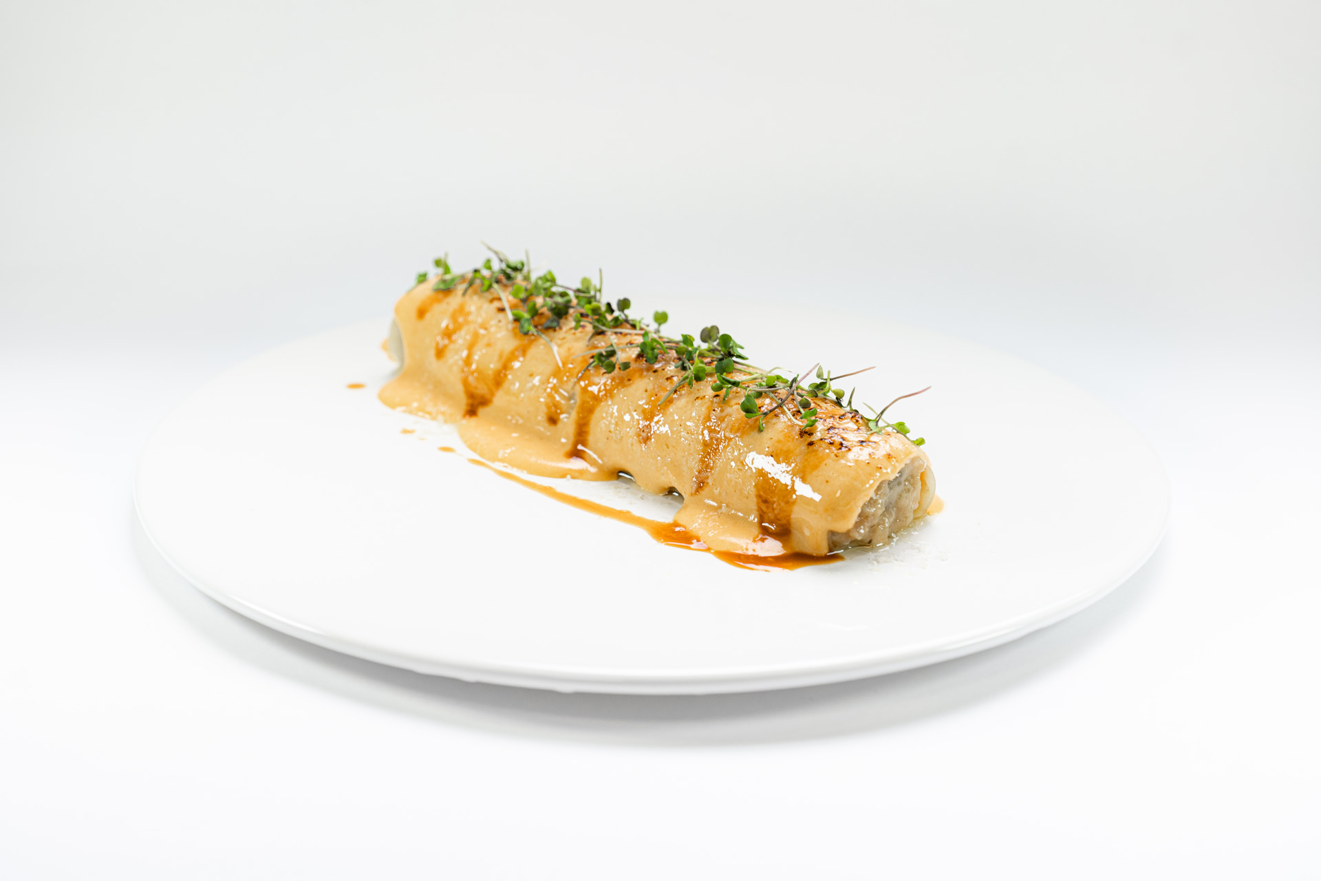 Canelon de langostinos y papada iberica | The Good Chef